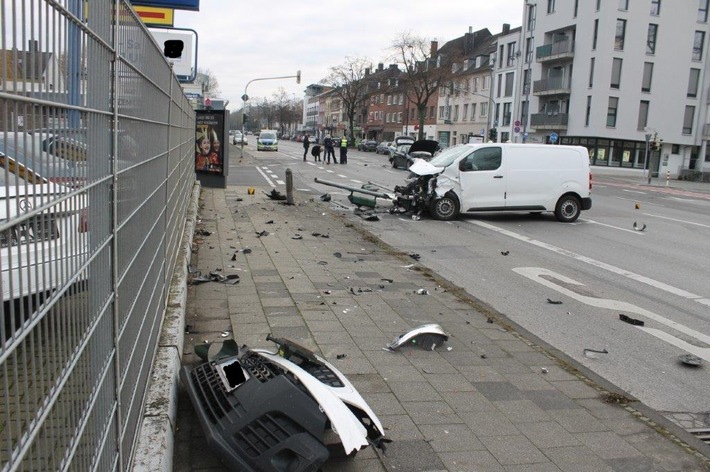 POL-AC: Zwei Verletzte nach Auffahrunfall