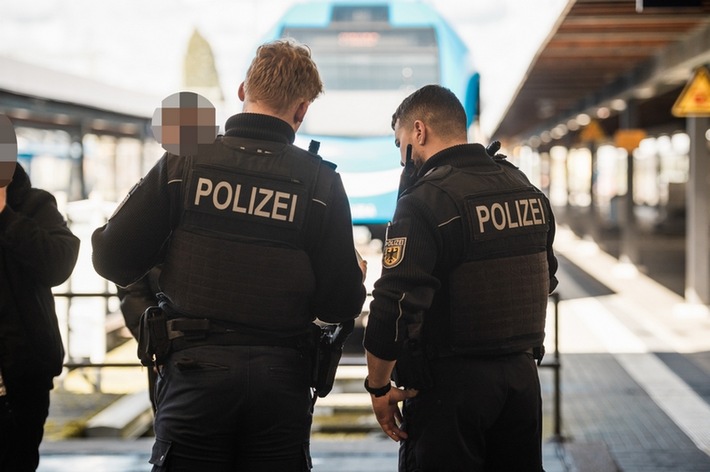 Bundespolizeidirektion München: Vier Ausschreibungen und ein Gewalttäter / Bundespolizei landet vier Fahndungstreffer und übergibt Jugendlichen an Betreuer