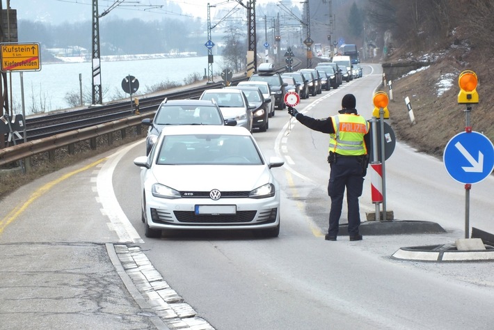 Bundespolizeidirektion München: Mehrere gefälschte Papiere entlarvt - Bundespolizei nimmt auf Autobahnen und Staatsstraße mutmaßliche Urkundenfälscher fest