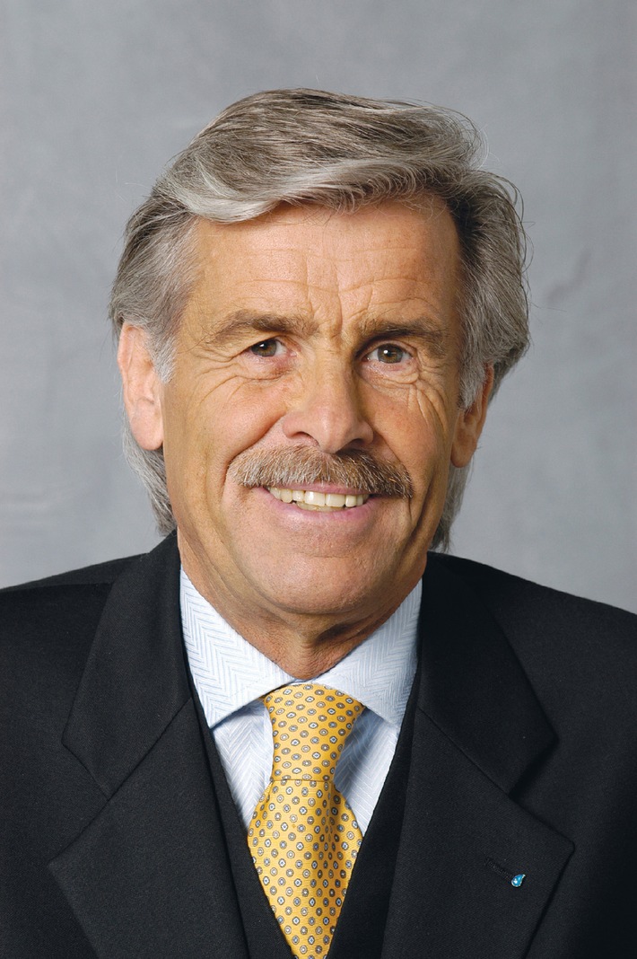 Helmut Haumann ist &quot;Energiemanager des Jahres 2004&quot; / Prämierung der erfolgreichsten Führungskraft in der Energiewirtschaft - Verleihung im Kölner Gürzenich