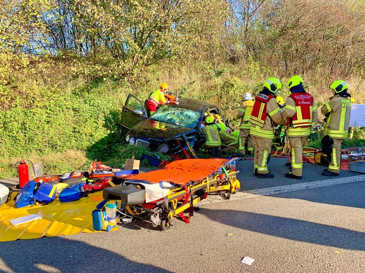 FW Ratingen: Schwerst eingeklemmte Person A44