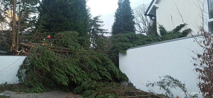 FW-EN: Photovoltaikanlage droht vom Dach zu fallen