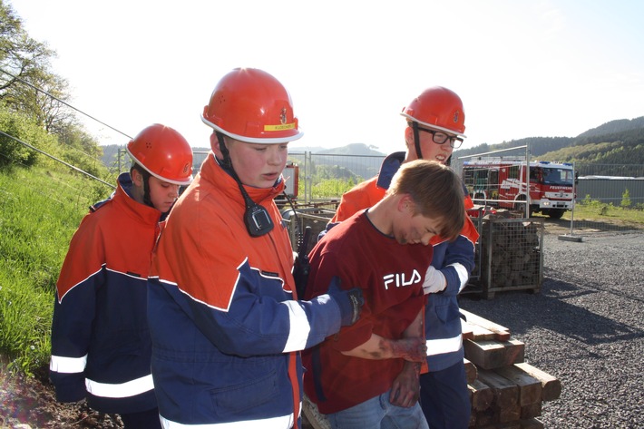 FW-OE: Jugendfeuerwehr und DLRG Jugend üben gemeinsam den Ernstfall