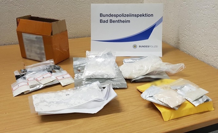 BPOL-BadBentheim: Ecstasy-Tabletten im Mund und Amphetamin im Rucksack / Bundespolizei stellt Drogenschmuggler fest