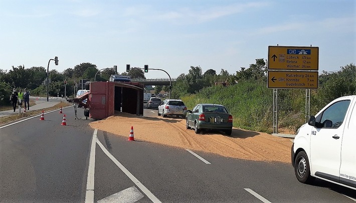 POL-HWI: Umgekippte Getreideanhänger sorgte für Sperrung der B 104