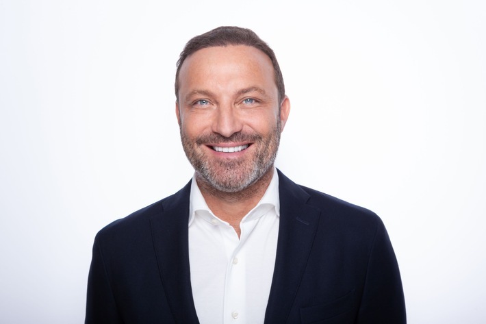 Erweitertes Führungsteam und große Ziele: pro optik für erfolgreiche Zukunft neu aufgestellt / Micha S. Siebenhandl, CEO pro optik / Weiterer Text über ots und www.presseportal.de/nr/143310 / Die Verwendung dieses Bildes ist für redaktionelle Zwecke honorarfrei. Veröffentlichung bitte unter Quellenangabe: "obs/pro optik"