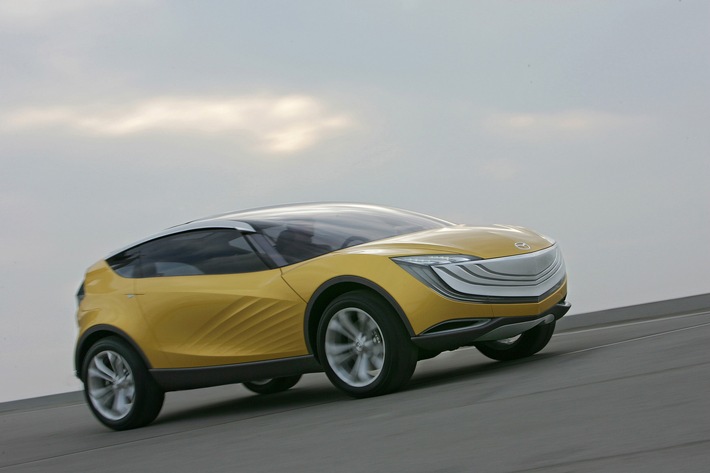 Lancement du concept car Mazda Hakaze dans l