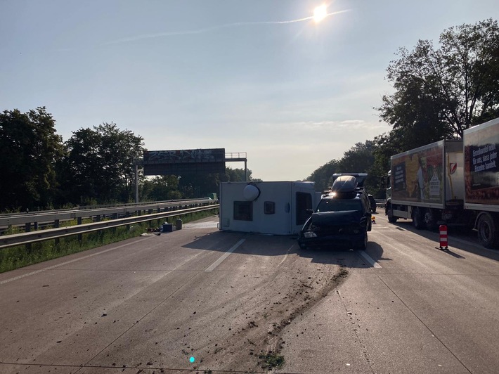 POL-DEL: Autobahnpolizei Ahlhorn: Verkehrsunfall auf der Autobahn 1 im Bereich der Gemeinde Stuhr +++ Pkw-Wohnanhänger-Gespann blockiert Fahrbahn