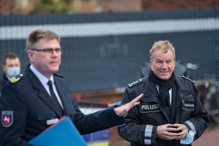 POL-OLD: Erster Polizeihauptkommissar Rainer Schönborn nach neun Jahren als Leiter des Polizeikommissariats Varel in den Ruhestand verabschiedet