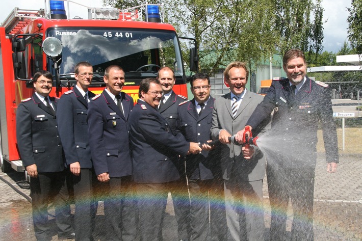 FW-LFVSH: Feuerwehr verleiht Förderschild "Partner der Feuerwehr" an die Stadtwerke Kiel AG