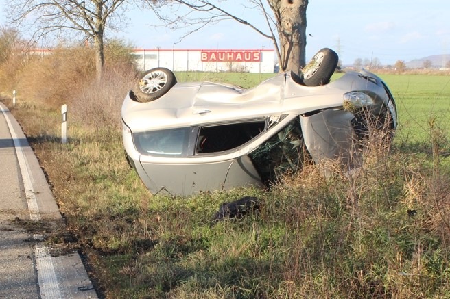 POL-DN: Fahrzeug überschlägt sich auf der B56