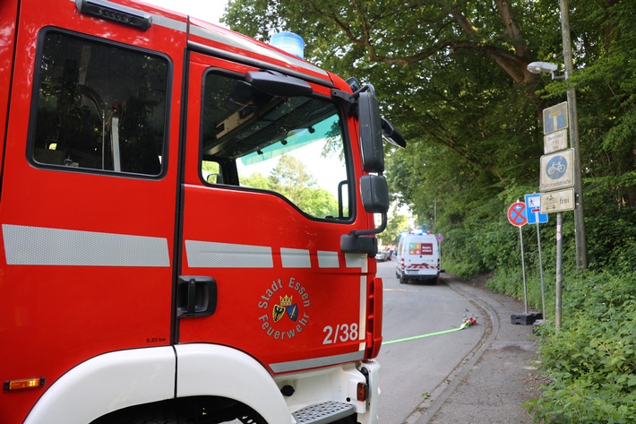 FW-E: Gas-Hochdruckleitung bei Bauarbeiten beschädigt - Explosionsgefahr in Essen Bergerhausen