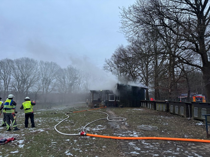 FW Norderstedt: Brand im Vereinsheim im Lemsahler Weg - Paralleleinsatz mit Menschenrettung in der Detlev-von-Liliencron-Straße