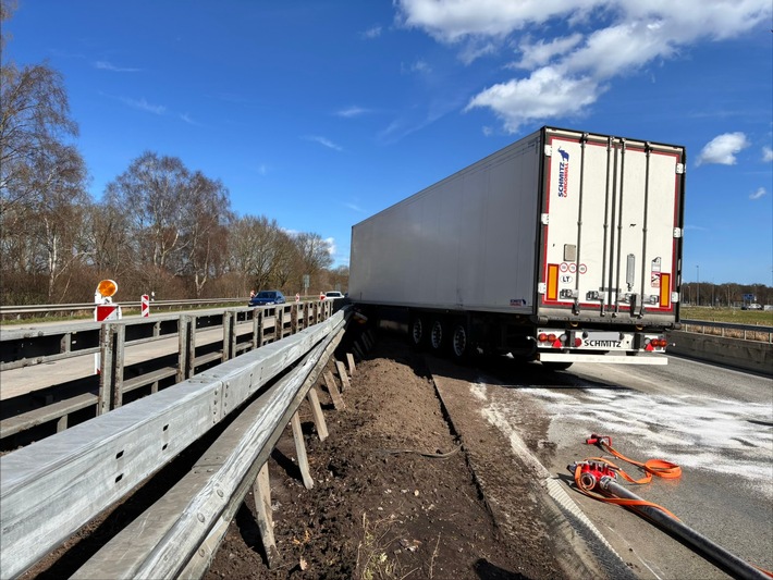 FW-OLL: Verkehrsunfall auf der A1: Feuerwehr Wildeshausen dämmt auslaufenden Diesel ein