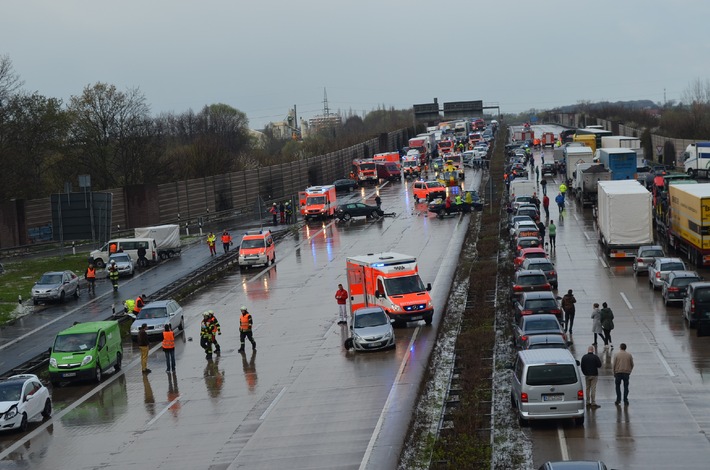 POL-HI: Vollsperrung der BAB 7 in Höhe Hildesheim nach Massenunfall mit 28 beteiligten Fahrzeugen