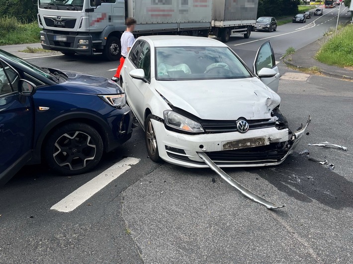 POL-RBK: Bergisch Gladbach - Zwei Leichtverletzte bei Verkehrsunfall in Hebborn