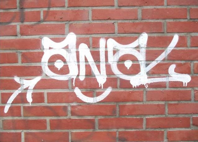 POL-WHV: Sachbeschädigung durch Graffiti an Oberschule - Polizei sucht Zeugen (mit Bild)