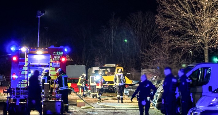 FFW Schwalmtal: Feuerwehr löscht Fahrzeugbrand