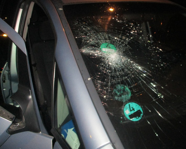 POL-HA: Zeugen gesucht - Mann beschädigt an Ampel wartendes Auto