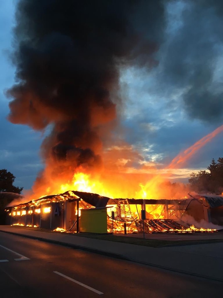 POL-CE: Celle - Supermarkt durch Feuer völlig zerstört +++ Polizei ermittelt wegen Brandstiftung