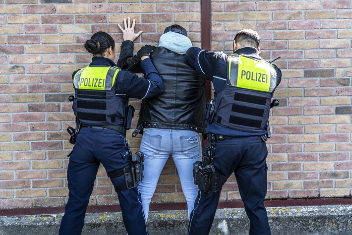 POL-ME: Polizei nimmt mutmaßliche Metalldiebe auf frischer Tat fest - Heiligenhaus - 2301002