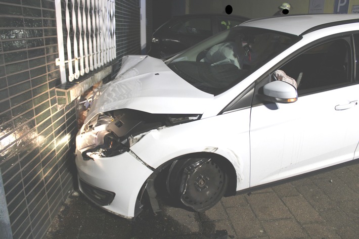 POL-MI: Autofahrer fährt gegen Hauswand und flüchtet zu Fuß