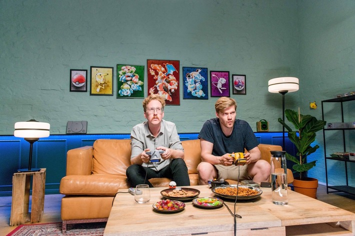 Comedian Shahak Shapira jagt mit Game-Professor Uke Bosse Pokémons: im ZDFkultur-Format "Durchgespielt" (FOTO)