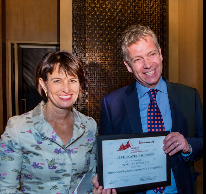 Schweizer Luftreinigungshersteller IQAir gewinnt höchste Auszeichnung für mittelständische Unternehmen an den Sino-Swiss Business Awards