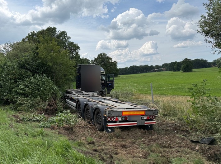 POL-ROW: ++ Reifenplatzer auf der A1 - Sattelzug landet im Seitenraum ++ Zeugin nach Unfallflucht am Wümmepark gesucht ++