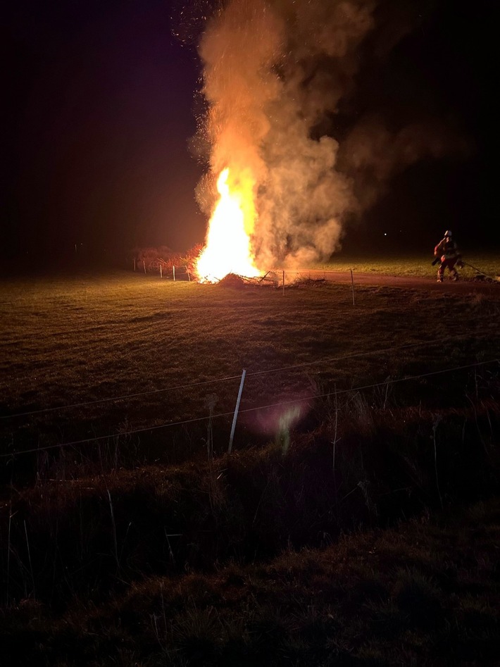 POL-MI: Tannenbäume angezündet