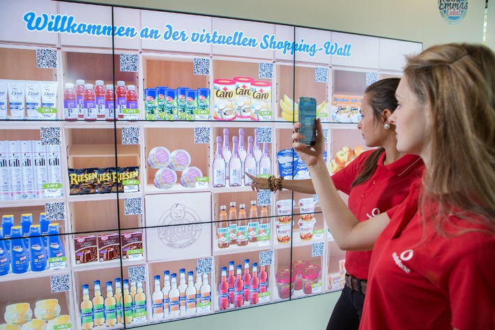 Vodafone Campus: Einkaufen an Deutschlands erster digitaler Shopping Wall (BILD)