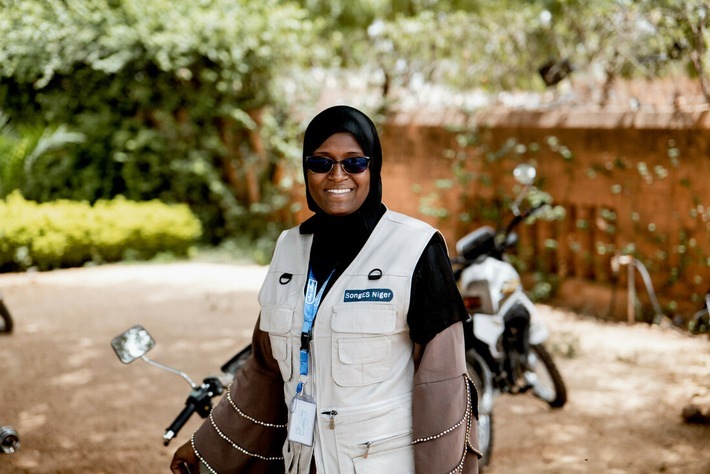 Aida Soumana Hamani aus Niger ist Krankenschwester. Die 31-Jährige riskiert täglich ihr Leben, um anderen in der Not beizustehen. / Weiterer Text über ots und www.presseportal.de/nr/37342 / Die Verwendung dieses Bildes ist für redaktionelle Zwecke unter Beachtung ggf. genannter Nutzungsbedingungen honorarfrei. Veröffentlichung bitte mit Bildrechte-Hinweis.
