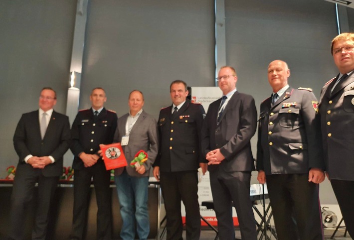 FW-LK Leer: Leeraner Unternehmer durch Innenminister als Partner der Feuerwehr ausgezeichnet