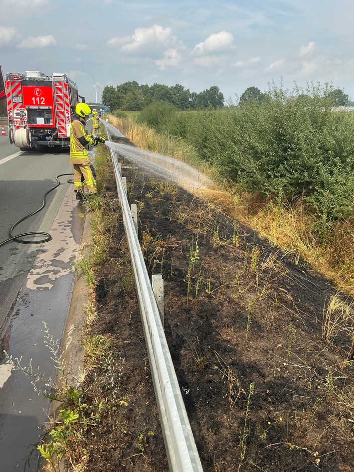 FW-BOT: Flächenbrand an der Autobahn schnell unter Kontrolle gebracht