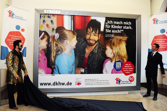 Stardesigner Harald Glööckler und das Deutsche Kinderhilfswerk rufen zum Spenden auf - Große Plakatkampagne in Deutschland (BILD)
