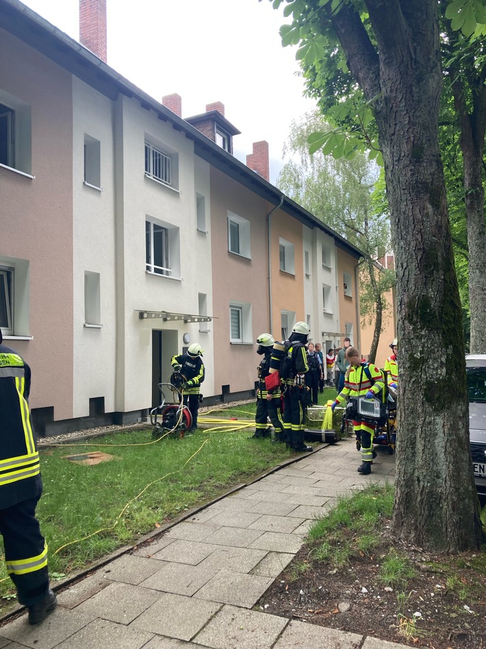 FW-EN: Zwei nahezu gleichzeitig gemeldete Brände in Wohnhäusern beschäftigten die Hattinger Feuerwehr