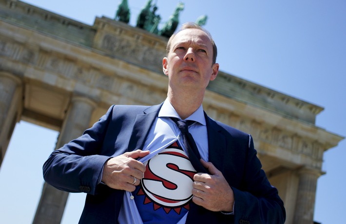 Superman Martin Sonneborn rettet die Welt - Satirische Reportage in ZDFneo (BILD)