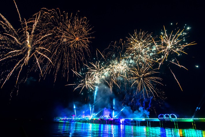Seebrücke im Lichtermeer Kellenhusen.jpg