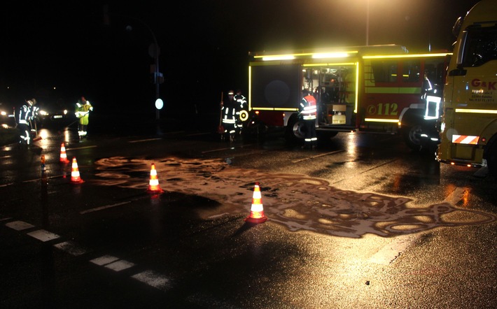 POL-MI: Auto prallt gegen Sattelzug: Zwei Verletzte bei Unfall am Morgen in Rahden-Kleinendorf