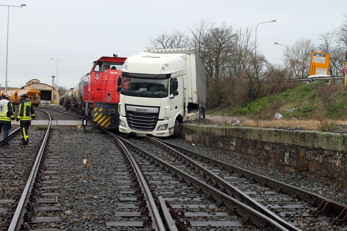 POL-KR: Linn: Lkw stößt mit Lok zusammen - Fahrer schwer verletzt