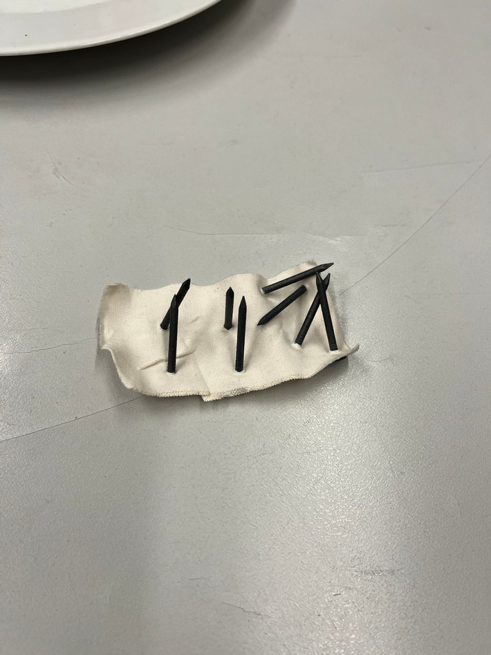 POL-UL: (GP) Göppingen - Trittfallen ausgelegt / Am Dienstag entdeckte eine Zeugin die präparierten Nägel.