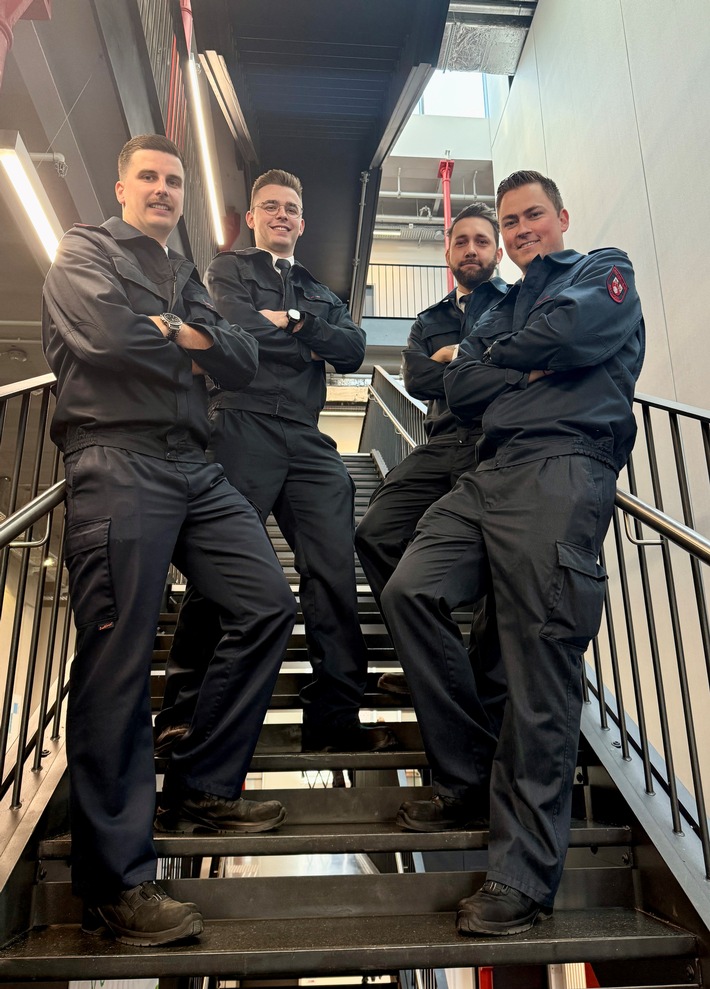 FW Ratingen: Stolz bei der Feuerwehr: 11 Kolleg*innen schließen Ausbildung ab