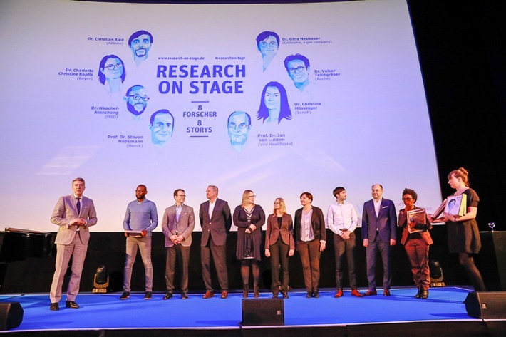 Forscherinnen und Forscher auf der Bühne von "Research on Stage" am 1. März im Kino International in Berlin. Weiterer Text über ots und www.presseportal.de/nr/38861 / Die Verwendung dieses Bildes ist für redaktionelle Zwecke honorarfrei. Veröffentlichung bitte unter Quellenangabe: "obs/vfa - Verband forschender Pharma-Unternehmen/Maik Schulze"