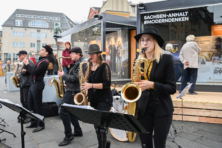 Halle tanzt auf der EinheitsEXPO: "Saxlust" tritt auch die kommenden beiden Sonntage am Sachsen-Anhalt-Cube auf