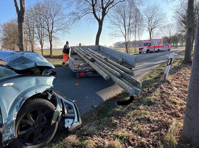 POL-ROW: Pkw fährt auf abgestellten Anhänger auf: 36-Jährige leicht verletzt
