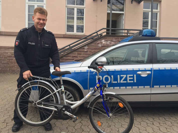 POL-HOL: Wieder Fundfahrrad - Dieses Mal in Grünenplan
Fundfahrräder haben Hochkonjunktur
Fahrrad für Polizei nicht &quot;unterzubringen&quot;