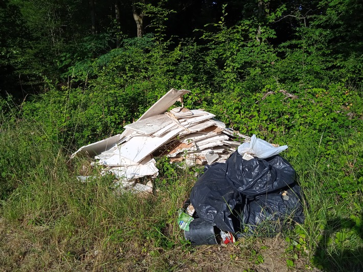 POL-DA: Birkenau: Illegale Müllentsorgung auf Weidefläche - Polizei bittet um Hinweise