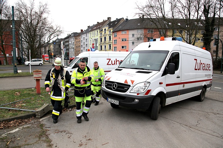 FW-E: Bei Abbrucharbeiten Gasleitung beschädigt, Gas strömt aus