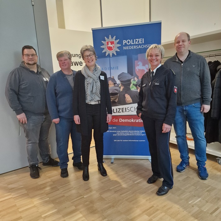 POL-EL: Nordhorn - Präventionsprojekt gegen Rechtsextremismus "Rechts ab?!" (Foto)