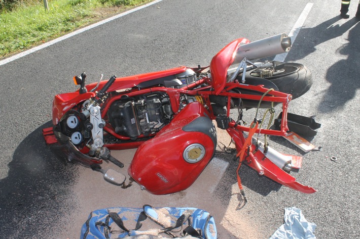 POL-PPTR: Missglücktes Überholmanöver auf der Landstraße endet in Verkehrsunfall mit schwer verletztem Motorradfahrer